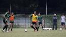 Pemain Timnas Indonesia U-19, Fadhil Akshah, berebut bola saat latihan di Stadion Padjadjaran, Bogor, Kamis (26/9). Latihan ini merupakan persiapan jelang kualifikasi Piala Asia 2020. (Bola.com/Yoppy Renato)