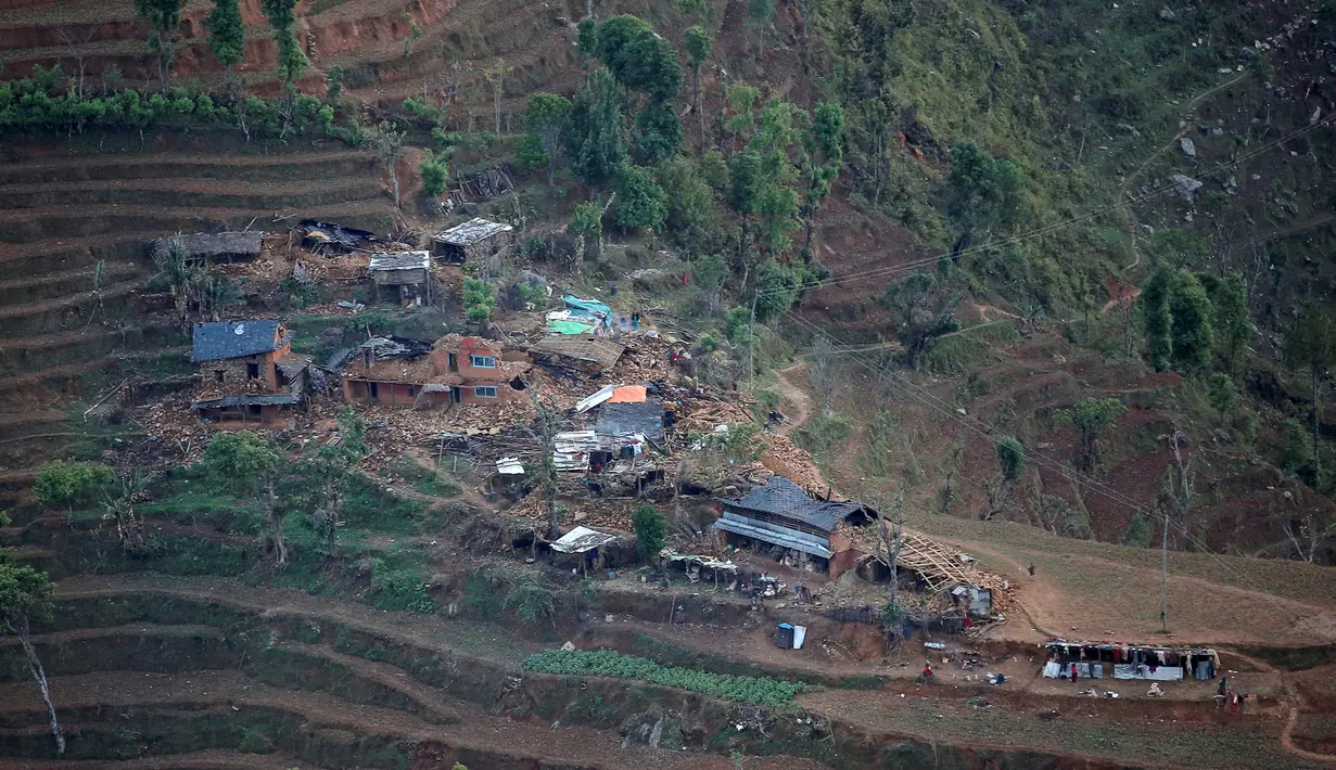 Kondisi rumah-rumah warga dilihat dari udara di Dhading, Nepal, Jumat (30/4/2015). Pasca-gempa 7,9 SR, kawasan pedalaman Nepal mulai disentuh tim penyelamatan dan bantuan makanan. (REUTERS/Danish Siddiqui)