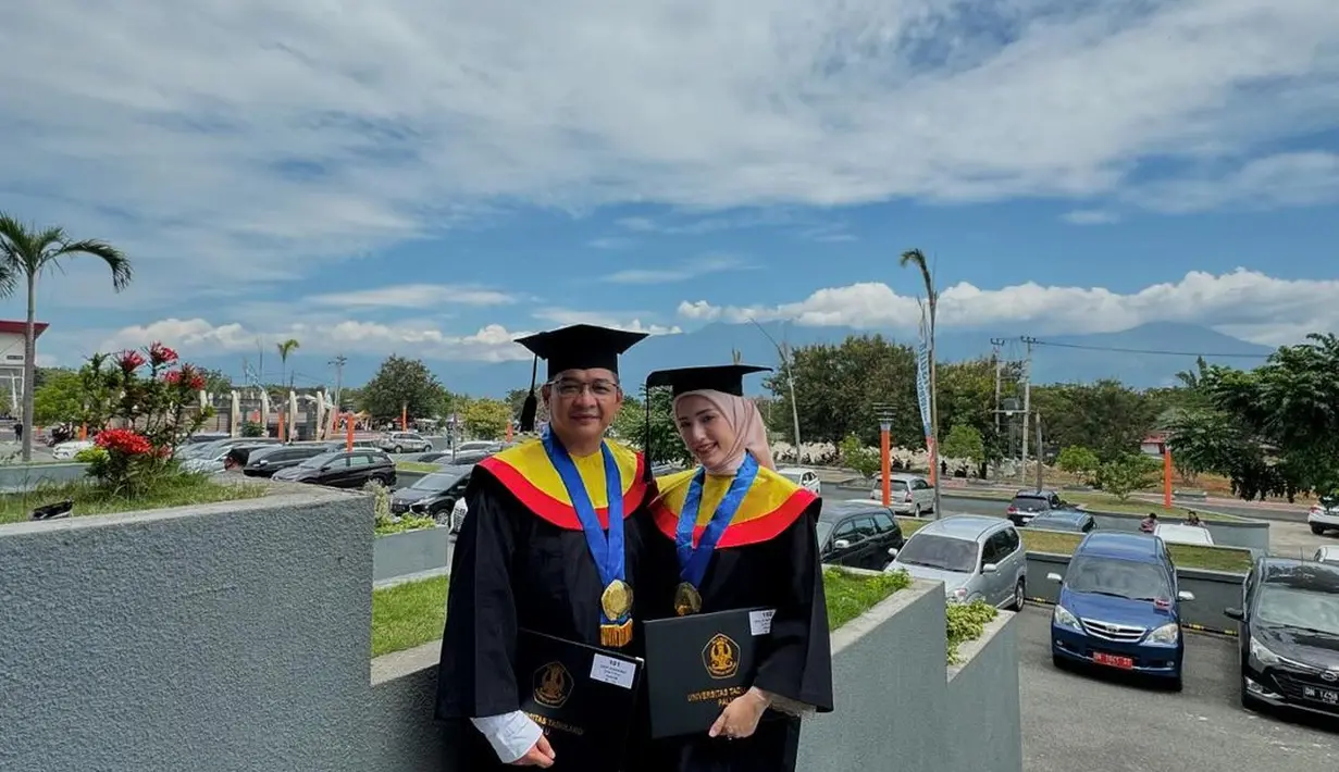 Pasha Ungu dan Adelia Pasha wisuda bareng. [Foto: Instagram/pashaungu_vm]