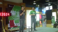 Managing Director PT Berca Sportindo, Prajna Murdaya (kanan), memberikan penjelasan dalam peluncuran Grip The Road 2015 di Cikini, Jakarta, Kamis (22/10/2015). (Bola.com/Muhammad Wirawan Kusuma)