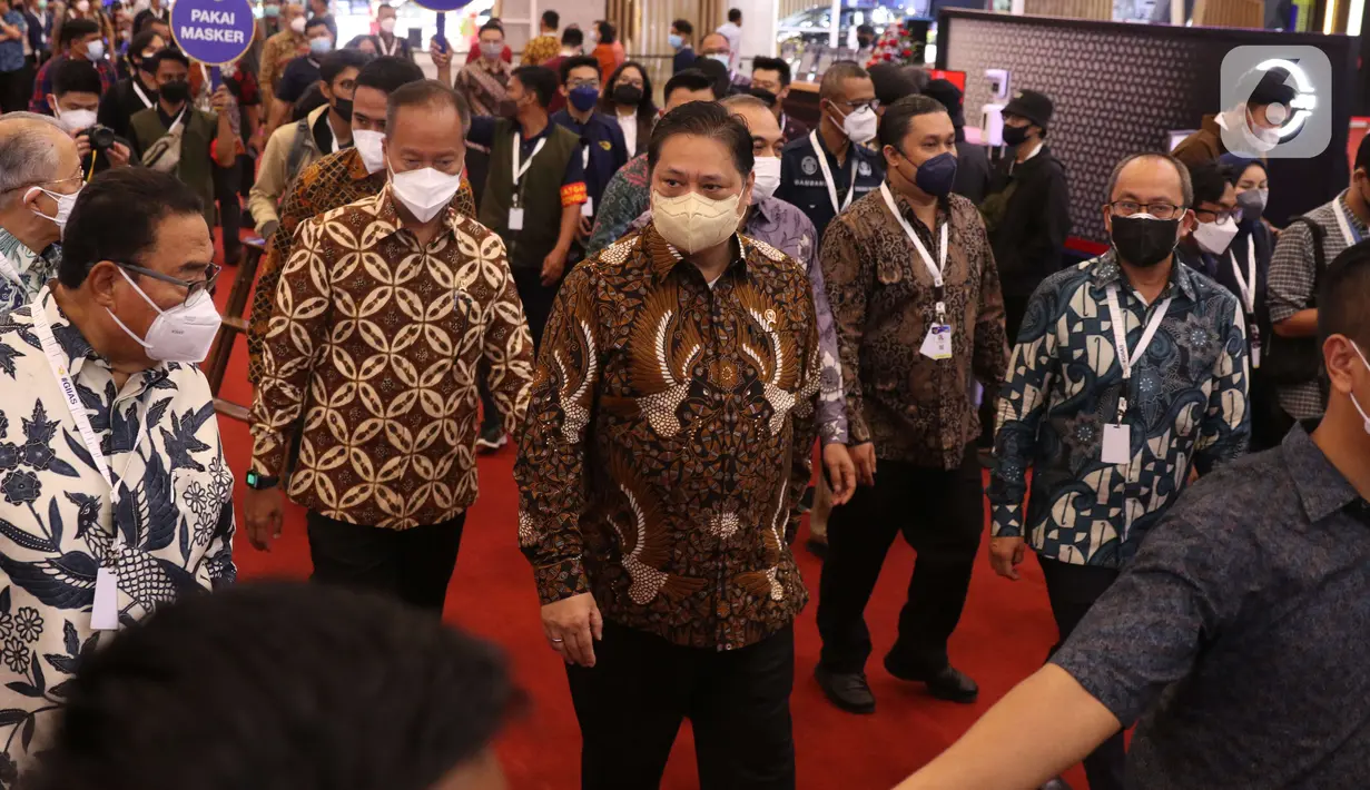 Menko Bidang Perekonomian Airlangga Hartarto dan Menteri Perindustrian Agus Gumiwang meninjau pameran Gaikindo Indonesia International Auto Show (GIIAS) 2021 di ICE BSD, Kamis (11/11/2021). Pameran otomotif terbesar di Indonesia ini digelar hingga 21 November 2021. (Liputan6.com/Angga Yuniar)