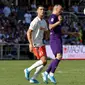Pemain Fiorentina Frank Ribery dan bintang Juventus Cristiano Ronaldo berebut bola dalam laga ketiga Liga Italia di Stadion Artemio Franchi, Sabtu (14/9/2019). Laga berakhir 0-0. (Claudio Giovannini/ANSA via AP)