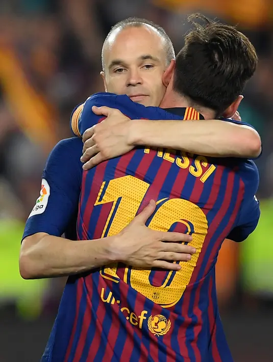 Gelandang Barcelona Andres Iniesta memeluk Lionel Messi pada momen perpisahan usai laga penutup La Liga Spanyol melawan Real Sociedad di Camp Nou, Minggu (20/5). Iniesta resmi meninggalkan Barcelona setelah 22 tahun berkarier di sana (AFP/LLUIS GENE)