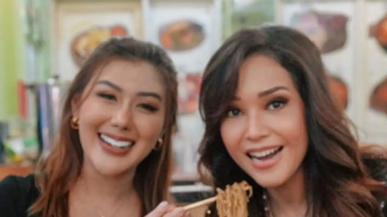 Maia Estianty mencoba mie ayam yang ada di restoran Rey Utami, dia pun mengaku sangat suka hingga memberinya nilai 11