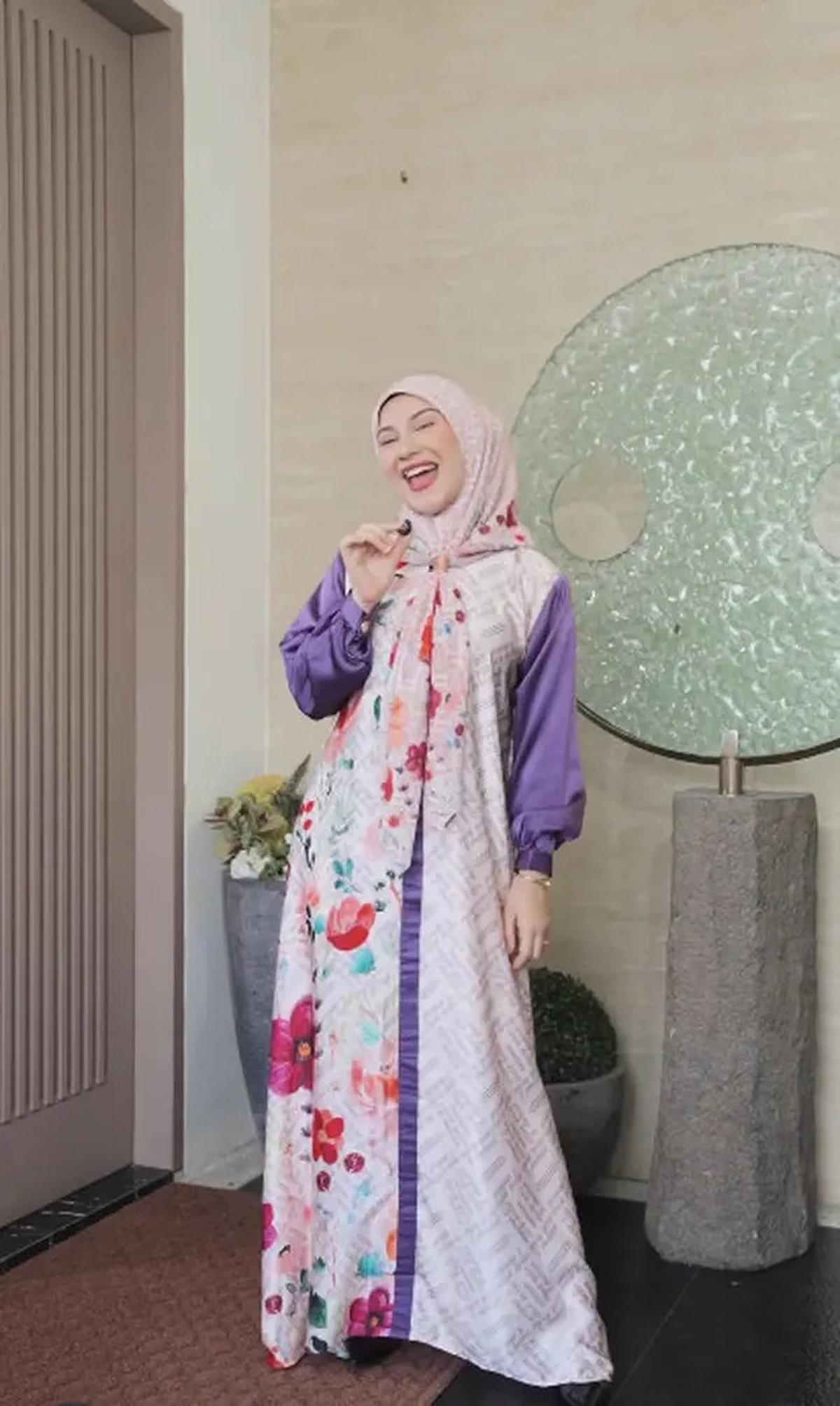 7 Model Gamis Kekinian Ala Irish Bella di 2025, Inspirasi Ibu Usia 30-an