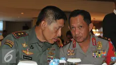 Kapolda Metro Jaya Irjen Pol Tito Karavian (kanan) berbincang dengan Pangdam Jaya Mayjen TNI Agus Sutomo di Mapolda Metro Jaya, Jakarta, Selasa (21/7/2015). Pertemuan membahas kondisi terkini Ibukota pasca lebaran. (Liputan6.com/Herman Zakharia)