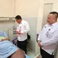 E (35), pria yang alami obesitas seberat 230 kilogram asal Solear, Kabupaten Tangerang, dikabarkan terus membaik. Pihak rumah sakit memastikan, bila pasien E sudah berada di ruang kamar inap untuk pasien biasa.