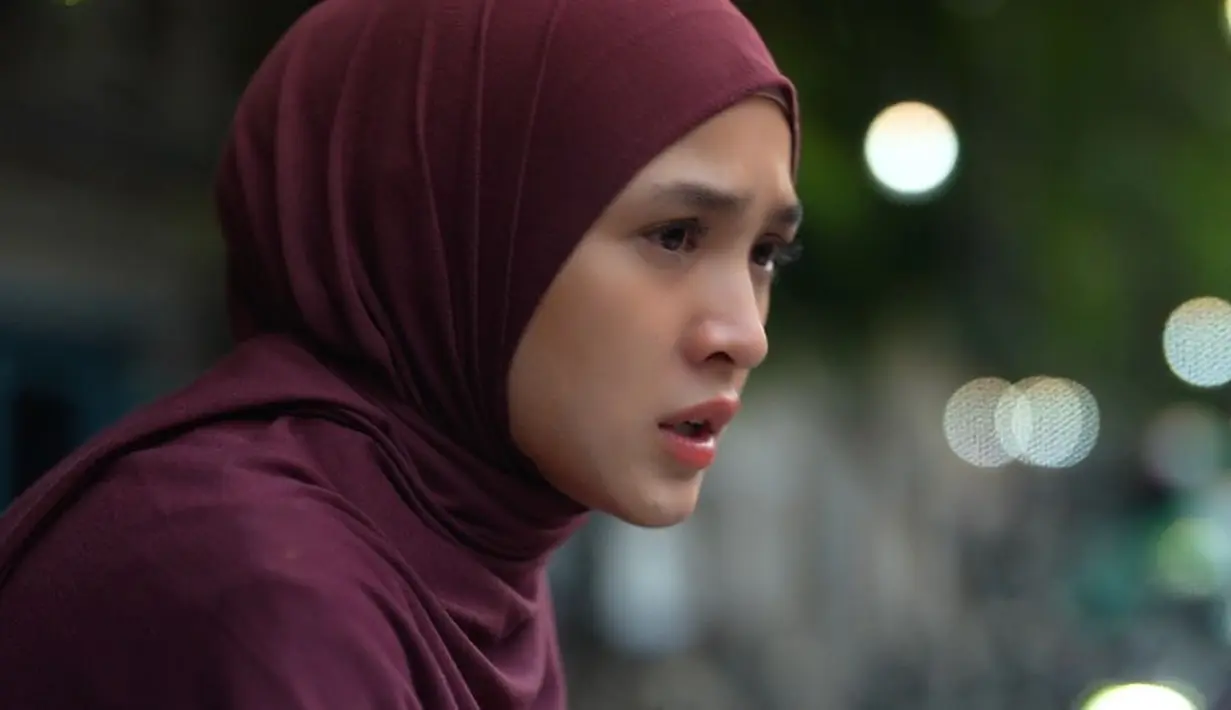 Memulai karier sejak belia pada tahun 2007, kepiawaian Cut Syifa dalam berakting tak perlu diragukan lagi. Selalu totalitas, artis kelahiran 18 September 1998 ini pernah raih penghargaan Festival Film Bandung 2021 kategori Pemeran Wanita Terpuji Serial Web. Nama Cut Syifa mulai dikenal publik sejak berperan sebagai Maesaroh di sinetron Tukang Bubur Naik Haji the Series. (Liputan6.com/IG/@cutsyifaa)