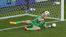 Kiper Inggris, Jordan Pickford menghalau bola tendangan pemain Swiss, Manuel Akanji pada babak adu penalti laga perempat final Euro 2024 di Duesseldorf Arena, Duesseldorf, Jerman, Sabtu (06/07/2024). (AP Photo/Andreea Alexandru)