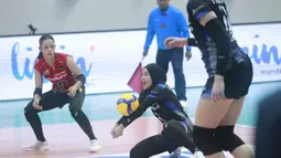 Pemain Jakarta Pertamina Enduro, Dewi Intan Sari menerima bola serve saat menghadapi Jakarta Electric PLN pada laga putaran pertama Final Four PLN Mobile Proliga 2024 di GOR Bung Tomo, Surabaya, Sabtu (6/7/2024). Jakarta Pertamina Enduro kalah 1-3 (23-25, 25-11, 21-25 dan 21-25). (Dok. PBVSI)