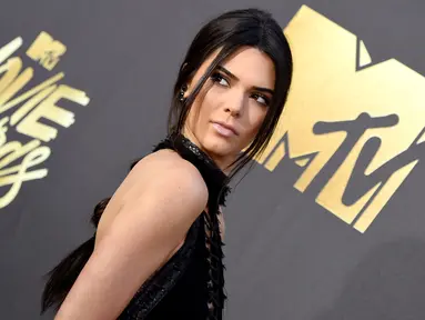 Model Kendall Jenner ketika menghadiri acara MTV Movie Awards 2016 di Burbank, California, Sabtu (9/4). Adik tiri Kim Kardashian itu mencuri perhatian dalam balutan dress hitam menerawang yang seksi. (Frazer HARRISON/GETTY IMAGES NORTH AMERICA/AFP)