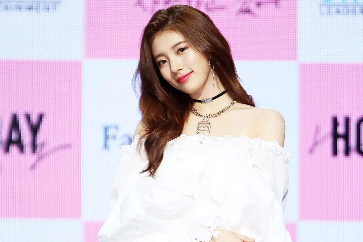 Sontek Gaya Busana Suzy yang Feminin dan Trendi