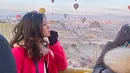 <p>Berada di Turki tentu kurang lengkap bila belum merasakan serunya naik balon udara di Cappadocia. Pemandangan indah langit di Turki yang dihiasi puluhan balon udara menjadi salah satu pemandangan ikonik saat berlibur kesana. Turki sendiri menjadi salah satu destinasi wisata pilihan para selebriti sejak lama. (Liputan6.com/IG/@yorikooangln_)</p>