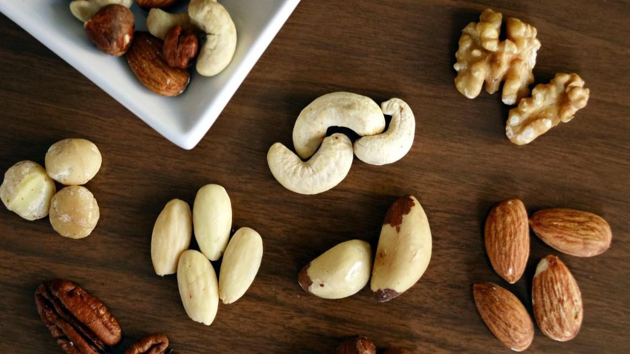 Jenis kacang-kacangan seperti kacang tanah dan almond juga mengandung protein tinggi.