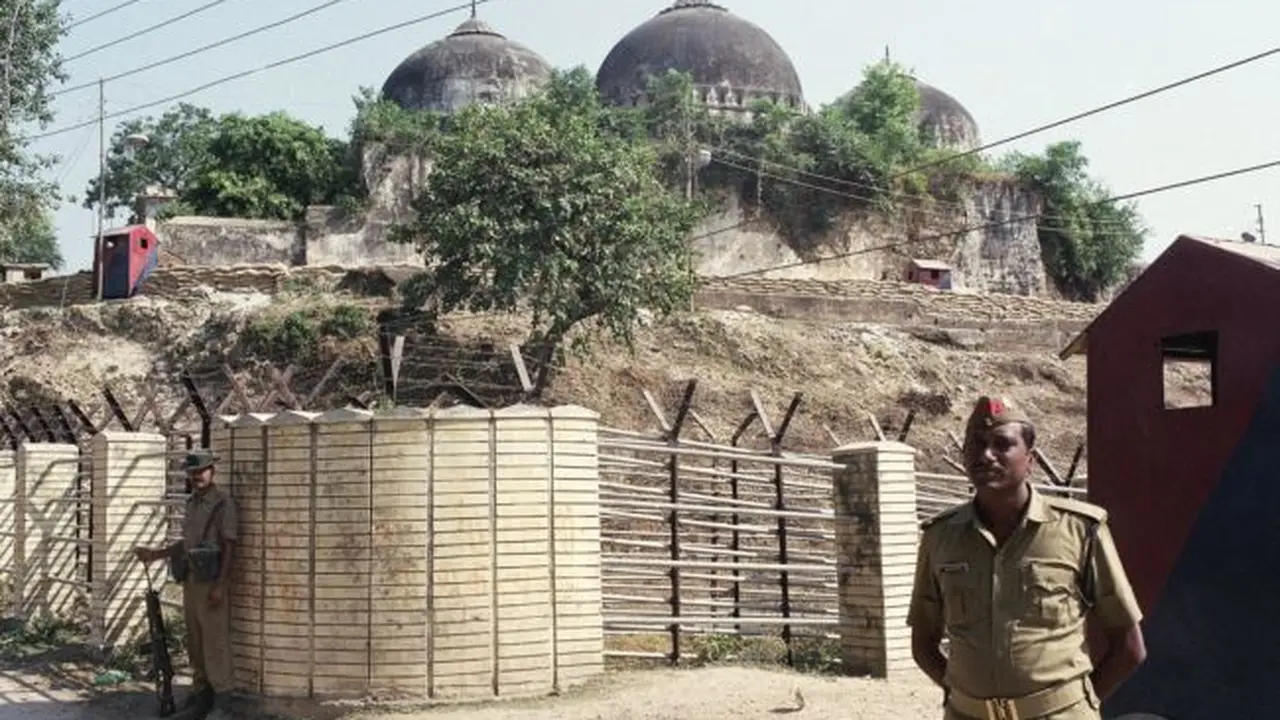 Petugas keamanan India menjaga Masjid Babri di Ayodhya, menutup situs yang disengketakan yang diklaim oleh umat Muslim dan Hindu.