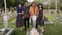 Annisa Pohan dan keluarga ziarah ke makam Ani Yudhoyono (Sumber: Instagram/agusyudhoyono)
