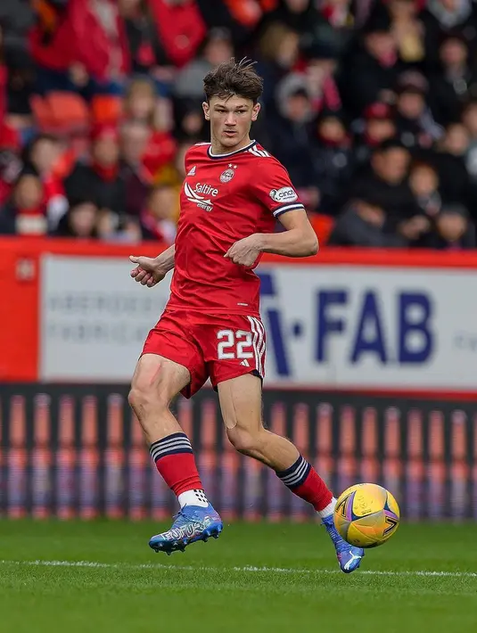 Calvin Ramsay adalah pemain sepak bola asal Skotlandia yang bermain untuk Aberdeen sebagai bek kanan. Sejak bergabung bersama tim senior pada 2021 lalu, Ramsay mencetak satu gol dan sembilan assist dari 33 pertandingan. (FOTO: instagram.com/calvin_ramsay)