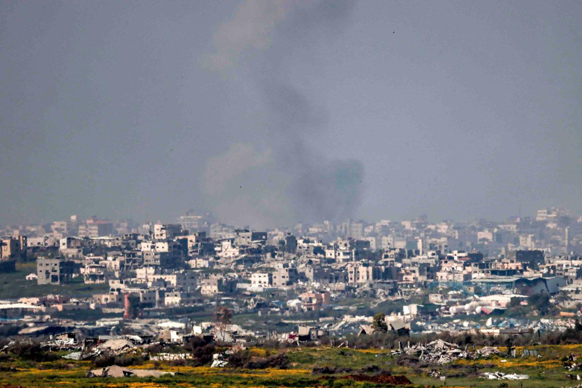 FOTO: Duka Warga Gaza Kembali Mengungsi Di Tengah Serangan Israel