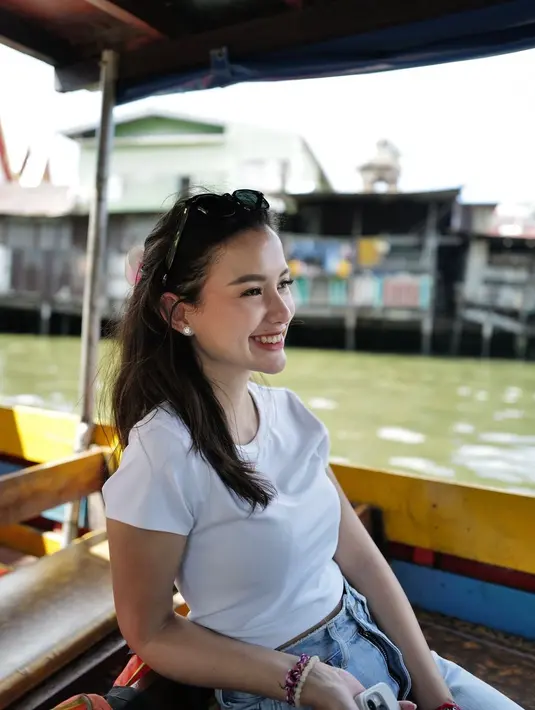 Sarah Menzel juga memadukan atasan putih lengan pendek dengan celana jeans. [Foto: Instagram/ssarah_menzel]