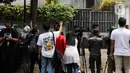Pintu gerbang rumah itu juga tampak tertutup rapat sehingga awak media tak bisa melihat aktivitas yang dilakukan polisi di dalam. (Liputan6.com/Herman Zakharia)