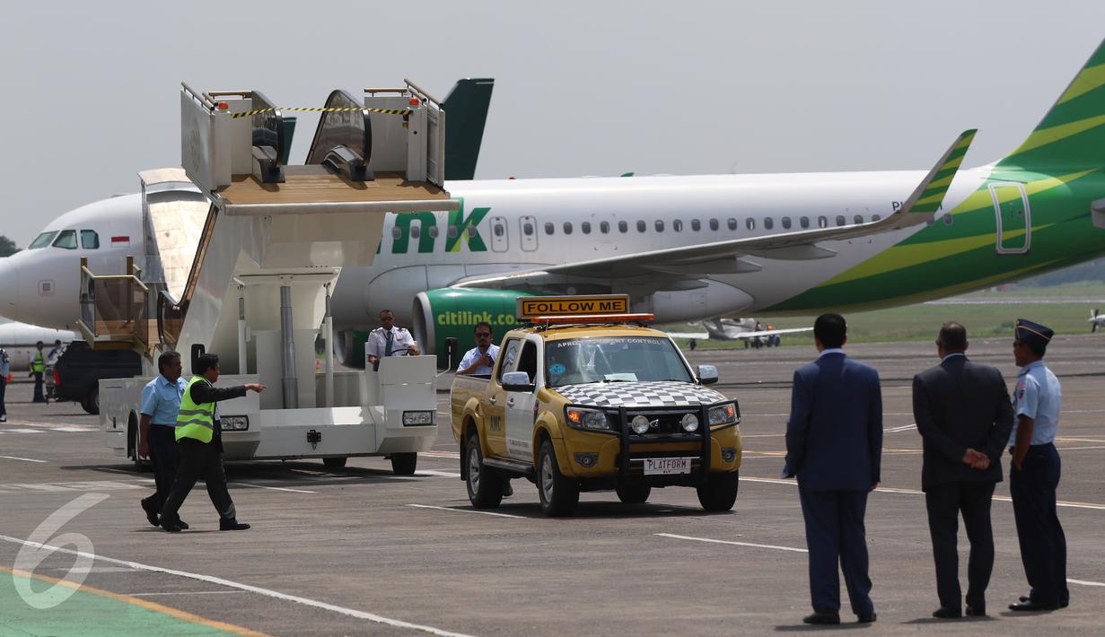 Eskalator khusus disiapkan menyambut kedatangan Raja Arab Saudi, Salman bin Abdulaziz al-Saud di appron Bandara Halim Perdana Kusuma, Jakarta, Rabu (1/3). Eskalator milik Raja Salman itu sudah tiba sejak 22 Februari 2017. (Liputan6.com/Fery Pradolo)