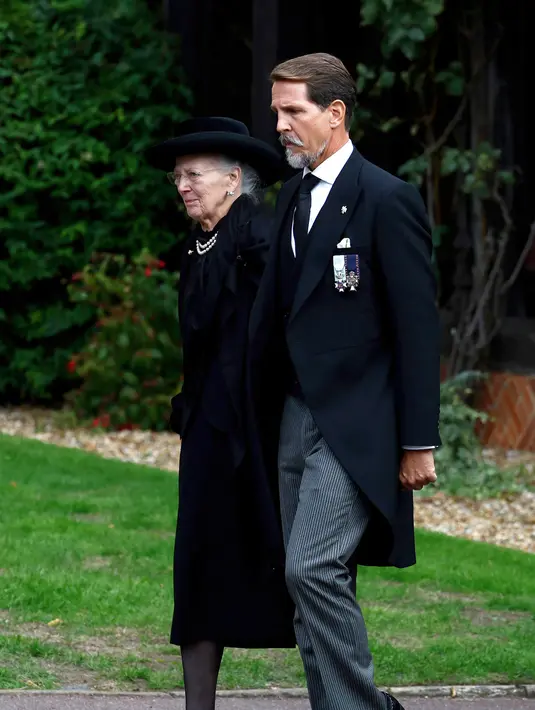 <p>Ratu Margrethe II dan Pavlos, Putra Mahkota Yunani tiba untuk upacara pemakaman Ratu Elizabeth II di Kapel St. George, Windsor, Inggris, Senin (19/9/2022). Istana Kerajaan Denmark mengatakan Ratu Margrethe II membatalkan tugas resminya pada 21 September 2022 setelah tes sehari sebelumnya. (Jeff J Mitchell/Pool via AP)</p>