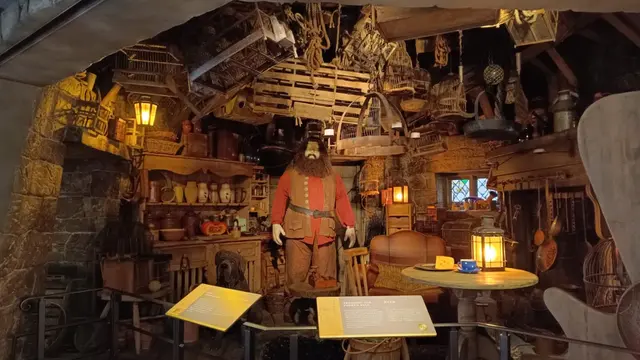 Gubuk Rubeus Hagrid yang merupakan manusia setengah raksasa, Penjaga Kunci dan Tanah Hogwarts.