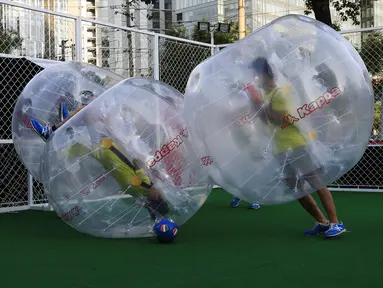 Para pemain bermain sepakbola di dalam sebuah gelembung berbentuk bola di Beijing, Kamis (10/7/14). (REUTERS/Kim Kyung-Hoon)
