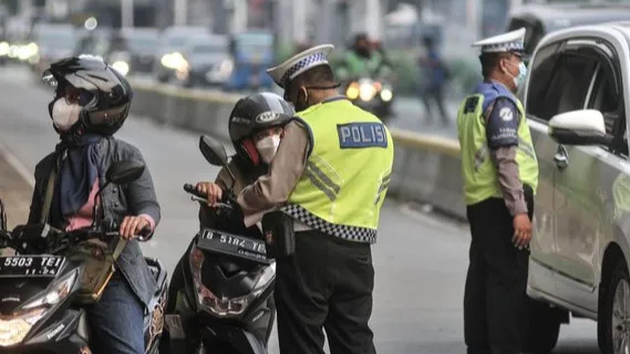 Saat itu, dia bersama ibunya kedapatan oleh anggota Satlantas Polres Agam tidak mengenakan helm standar.