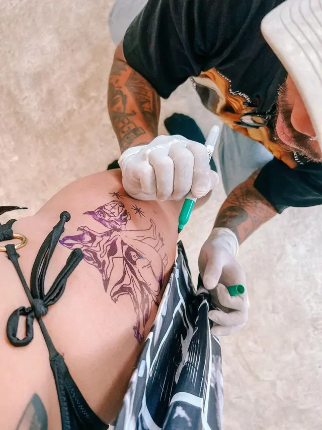 Awkarin Pamer Tato di Paha