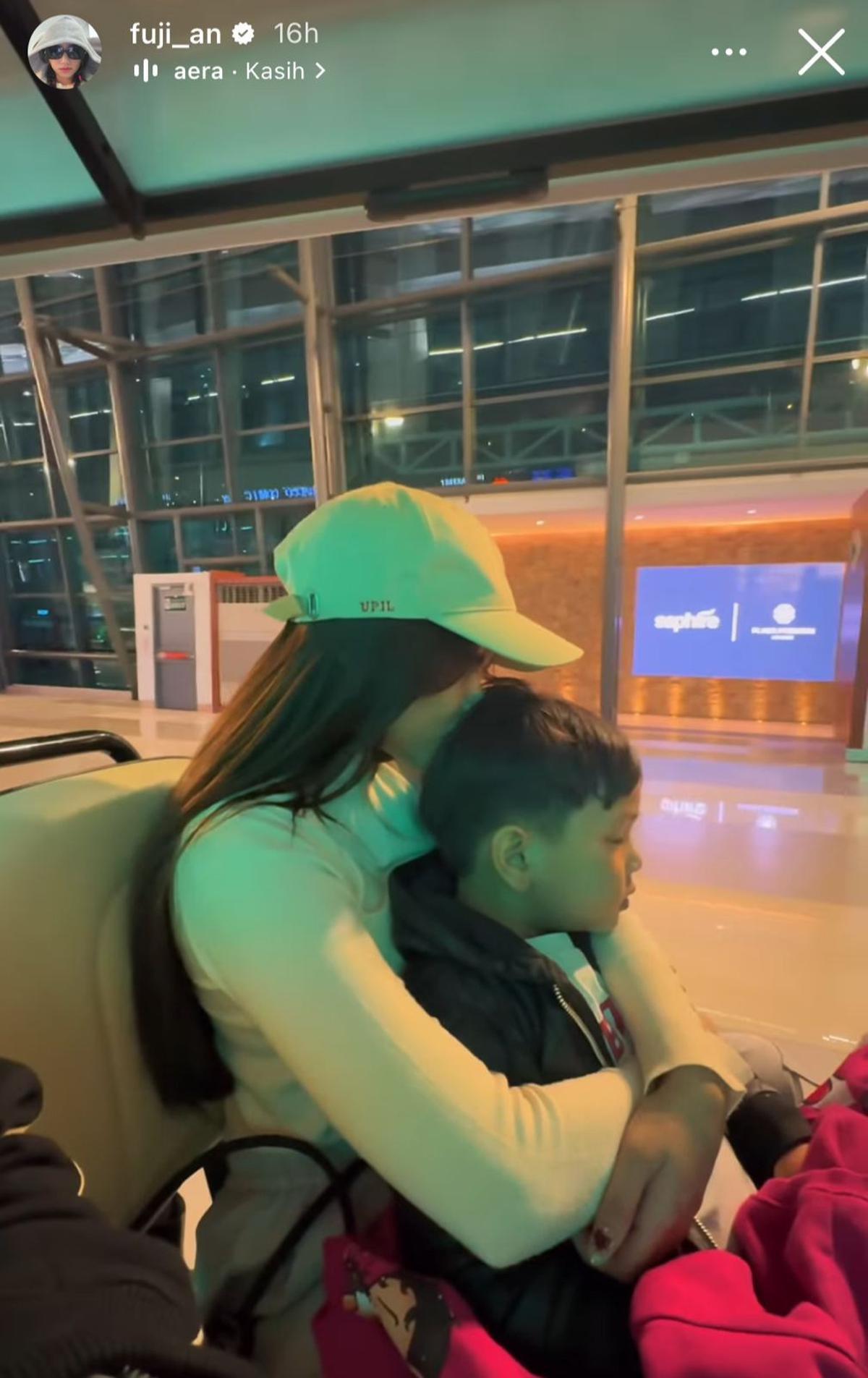 Potret Fuji Memeluk dan Mencium Gala Sky di Bandara, Bukti Kasih Sayang Seperti Anak Sendiri