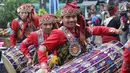 Tarian dan tabuhan Gendang Beleq membuka Seri Konser Situs Budaya Iwan Fals dan Band di Panggung Kita, Depok, Sabtu (3/3). Iwan Fals Band sudah menggelar konser ini sebanyak sembilan seri yang berlangsung sejak tahun 2016. (Liputan6.com/Arya Manggala)