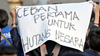 Mahasiswa gabungan se-Jabodetabek saat menggelar aksi unjuk rasa di depan Istana Merdeka, Jakarta, Selasa (16/7/2019). Dalam aksinya mereka mengecam pemerintah Jokowi atas hutang negara yang melonjak, politik dagang sapi, diskon pajak 300 persen, dan krisis penegakan HAM. (merdeka.com/Iqbal S. Nugro