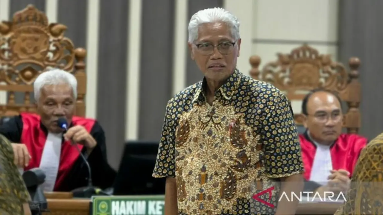 Eks Direktur Utama Bank Jateng Supriyatno menjalani sidang kasus korupsi PT Sritex di pengadilan Tipikor Semarang. (Antara)