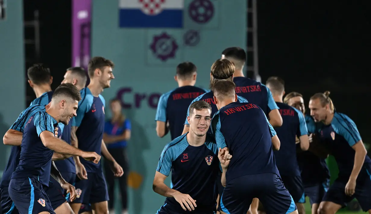 Gelandang Kroasia Luka Susic (tengah) mengikuti sesi latihan di tempat latihan Al Erssal, Doha, Qatar, Rabu (30/11/2022). Timnas Kroasia melanjutkan laga grup F Piala Dunia dan bersiap melawan Belgia. (OZAN KOSE/AFP)