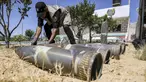 Seorang ahli bahan peledak Hamas menunjukkan proyektil yang tidak meledak setelah konflik Mei 2021 dengan Israel di kantor polisi setempat di Khan Yunis, Jalur Gaza, Sabtu (5/6/2021). Perang 11 hari antara Hamas dan Israel menewaskan 254 orang Palestina dan 12 orang Israel. (MAHMUD HAMS/AFP)