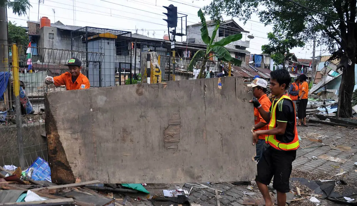 Petugas dari dinas pekerjaan umum membongkar puluhan bangunan liar di dekat stasiun Tebet, Jakarta, Selasa (19/8/14). (Liputan6.com/Miftahul Hayat)