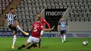 Striker Newcastle, Joelinton, melepaskan tendangan ke arah gawang Morecambe pada laga putaran ketiga Piala Liga Inggris di The Mazuma Stadium, Kamis (24/9/2020) dini hari WIB. Newcastle menang 7-0 atas Morecambe. (AFP/Martin Rickett/pool)