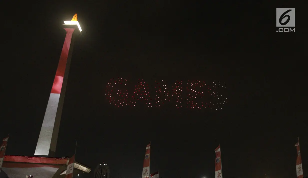 Atraksi 300 Drone membuat tulisan GAMES saat acara hitung mundur Asian Games 2018 di Monas, Jakarta, Jumat (18/8). Asian Games 2018 ini bertema Energy Of Asia (Liputan6.com/Herman Zakharia)