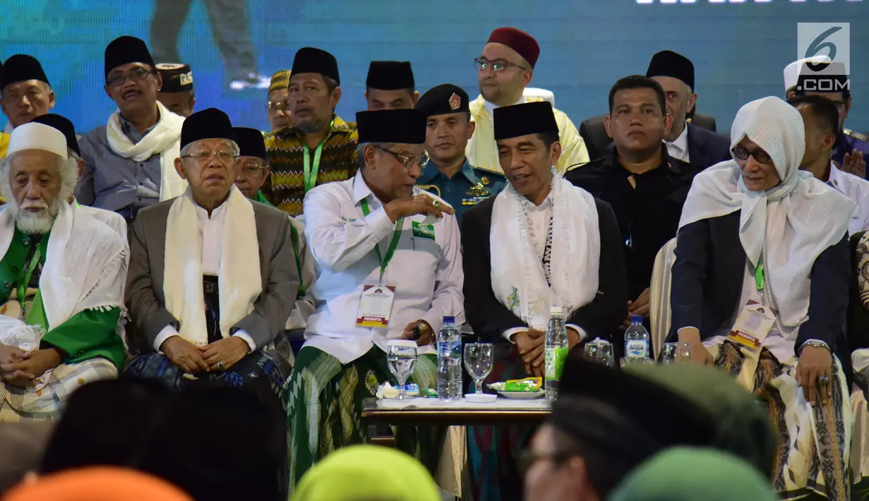 Presiden Joko Widodo berbincang dengan Ketum PBNU Said Aqil Siroj saat menghadiri pembukaan musyawarah nasional dan konferensi besar Nahdlatul Ulama di Banjar, Jawa Barat, Rabu (27/2). (Liputan6.com/Angga Yuniar)