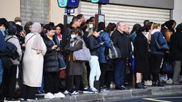 Komuter menunggu bus di stasiun bus Gare Saint-Lazare di Paris selama aksi pemogokan massal, Kamis (10/11/2022). Operator transportasi umum ibu kota Prancis, RATP, mendesak semua orang untuk bekerja dari rumah atau menunda perjalanan. (Bertrand GUAY / AFP)
