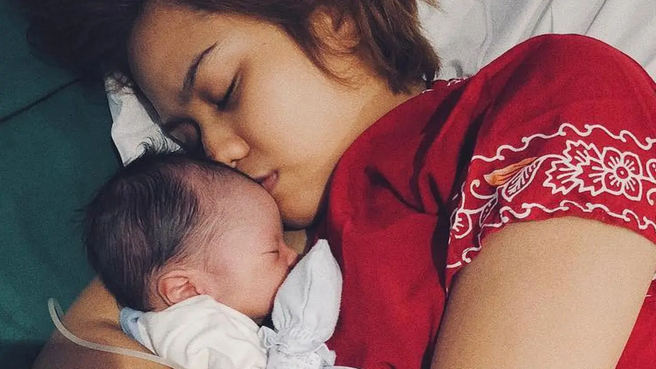 [Bintang] Mytha Lestari Melahirkan Anak Pertama