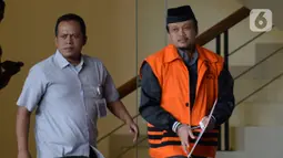 PPK di Satuan Kerja PJN XII Balikpapan Andi Tejo Sukmono (kanan) usai menjalani pemeriksaan di Gedung KPK, Jakarta, Rabu (22/1/2020). Andi diperiksa sebagai tersangka untuk melengkapi berkas dugaan suap pengadaan proyek jalan di Provinsi Kalimantan Timur tahun 2018-2019. (merdeka.com/Dwi Narwoko)