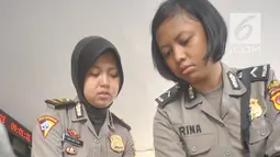 Petugas merapihkan E-KTP di Mapolres Bogor, Cibinong (28/4). Saat ini E-KTP yang tercecer sebanyak satu dus dan seperempat karung  dijadikan barang bukti kepolisian Resort Bogor. (Merdeka.com/Arie Basuki)