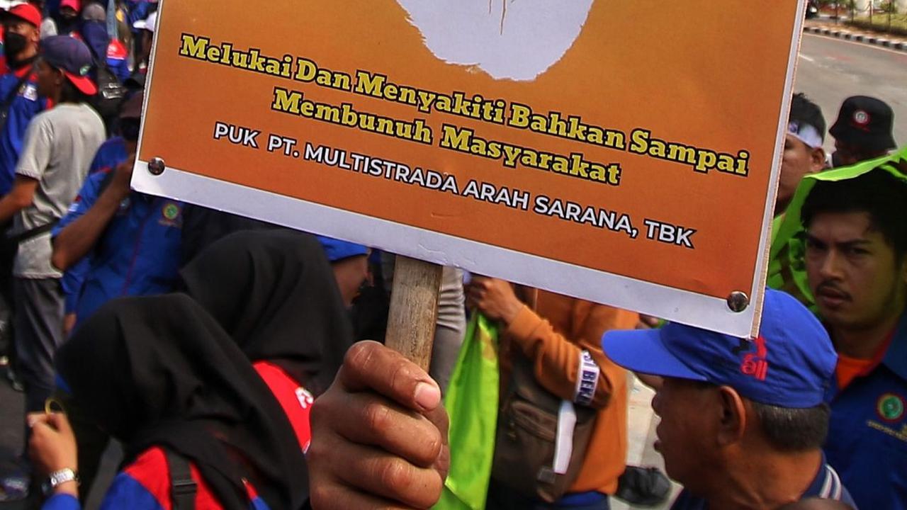 Selama beraksi mereka terus berorasi dan menyebut "Stop Omnibus Law"