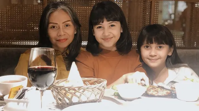 6 Potret Sandrinna Michelle dan Richelle Bareng Ibunda, Selalu Kompak