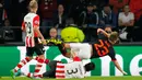 Bek Manchester United, Luke Shaw terjatuh saat dijegal bek PSV, Hector Moreno pada pertandingan Grup B Liga Champions di Stadion Philips, Belanda (16/9/2015). Kaki kanan Shaw dikabarkan patah setelah dilanggar. (Reuters/Michael Kooren)