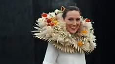 Seorang model berpose untuk foto mengenakan rangkaian bunga selama RHS Chelsea Flower Show 2021 di London pada Senin (20/9/2021). Pertunjukan bunga ChelseA sempat ditunda dari tanggal musim semi biasanya karena pembatasan penguncian di tengah penyebaran pandemi COVID-19. (JUSTIN TALLIS/AFP)
