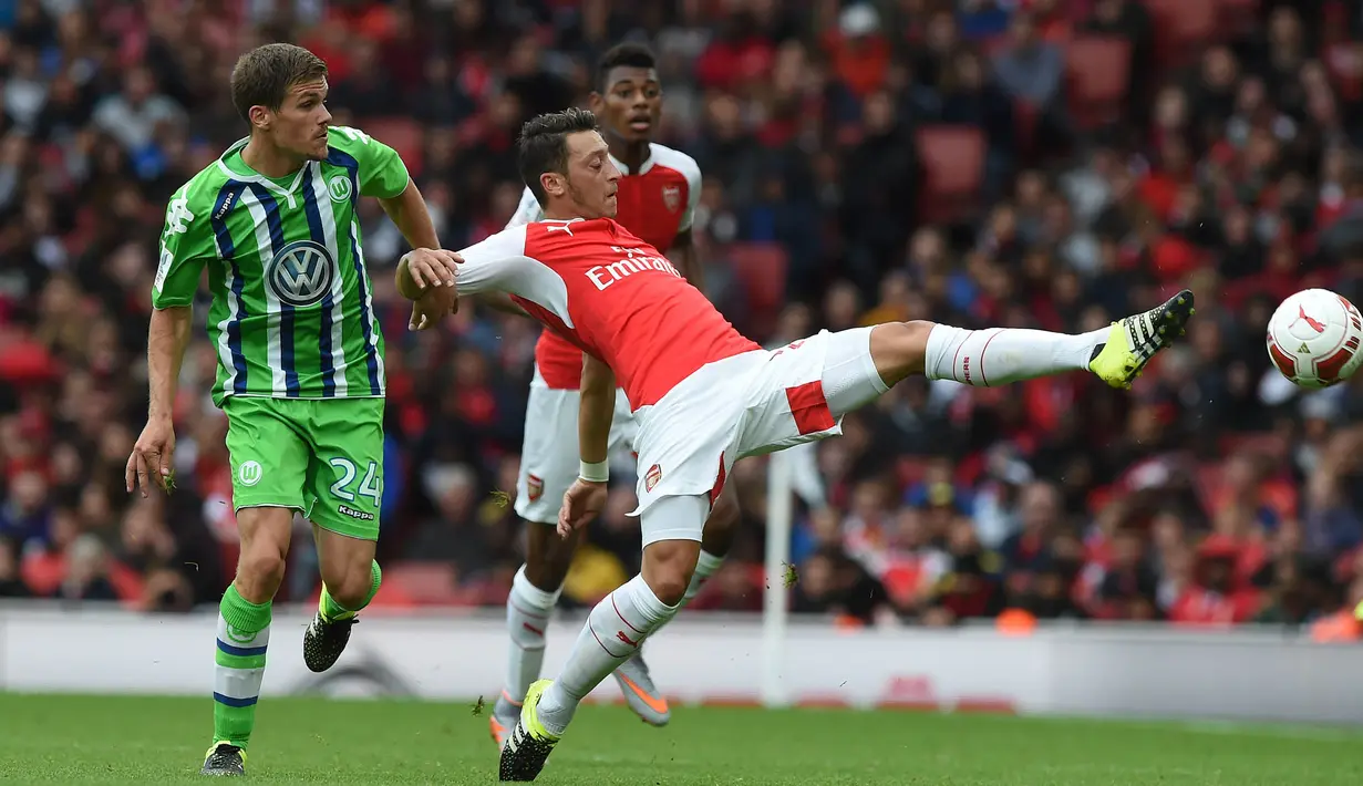Akurasi umpan Mesut Ozil pada musim ini mencapai angka 89 persen. (EPA/Will Oliver)