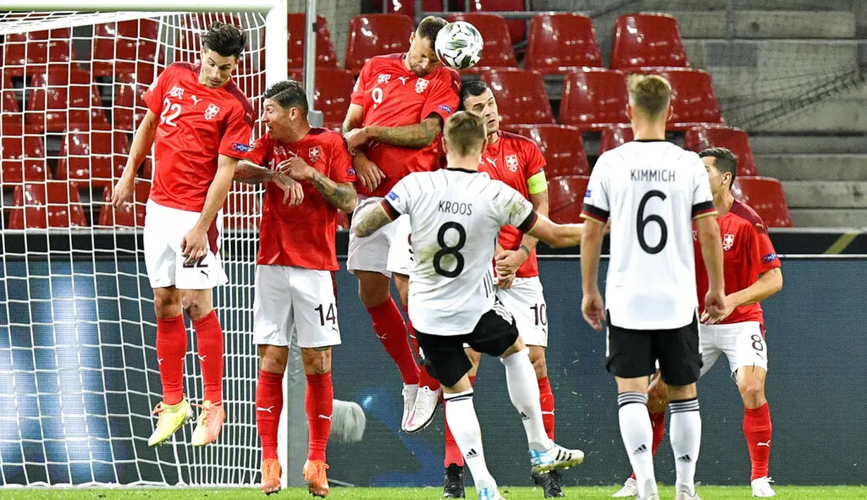 Pemain Jerman Toni Kroos melakukan tendangan bebas saat menghadapi Swiss pada pertandingan UEFA Nations League di Cologne, Jerman, Selasa (13/10/2020). Pertandingan berakhir dengan skor 3-3. (AP Photo/Martin Meissner)